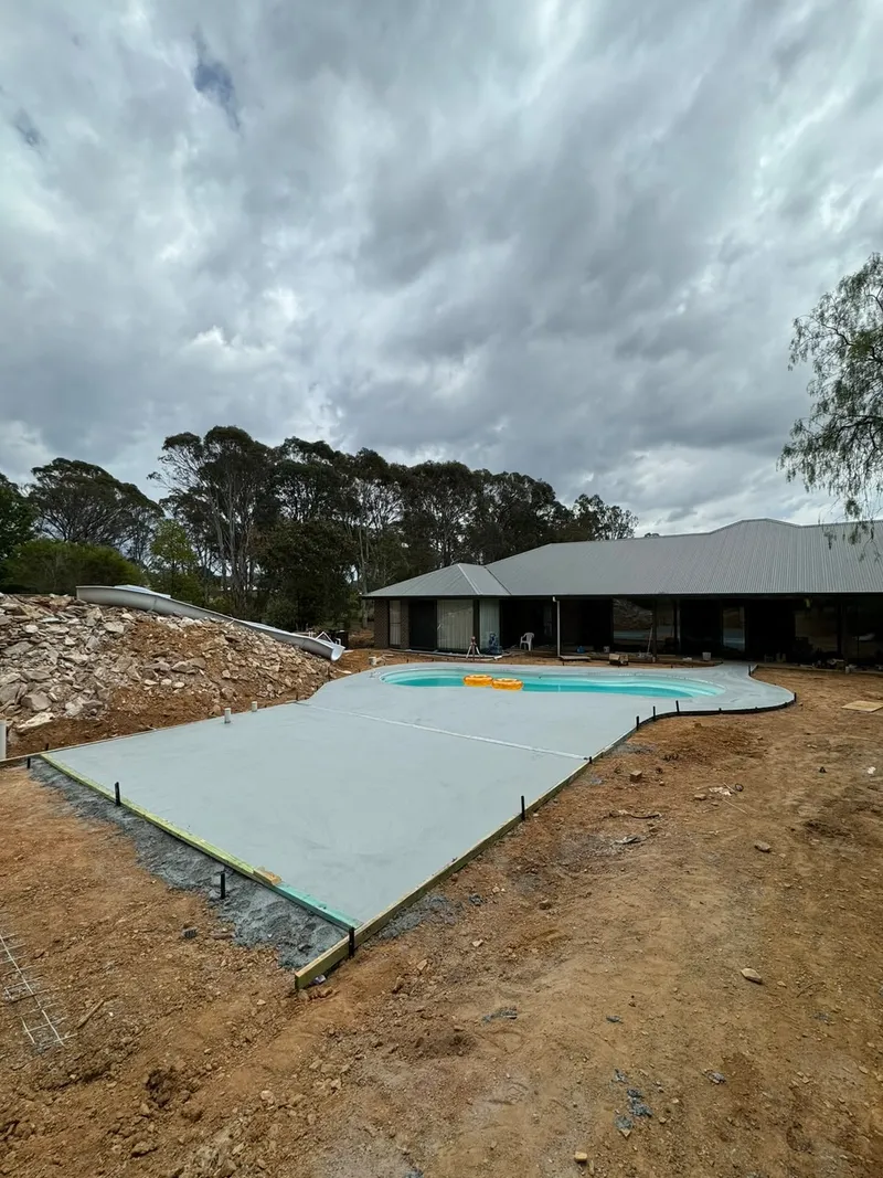 Wide view of the curved pool surround at Bargo from the house side