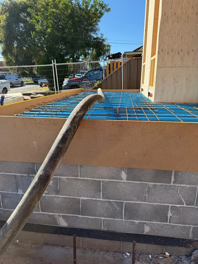 Close view of the bondek slab edge and blockwork at Peakhurst